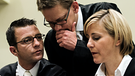 Die Anwälte der Angeklagten Beate Zschäpe, Wolfgang Stahl (links), Wolfgang Heer (mitte) und Anja Sturm (rechts) unterhalten sich im Gerichtssaal in München | Bild: picture-alliance/dpa