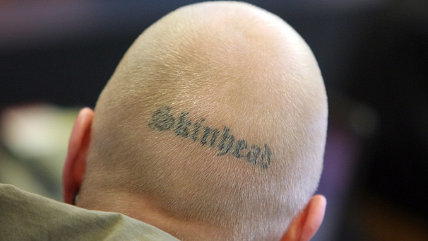 Der Hinterkopf eines blonden Mannes mit sehr kurz geschorenen Haaren, auf der durchscheinenden Kopfhaut steht Skinhead: aufgenommen im Jahr 2008 in Dresden | Bild: picture-alliance/dpa