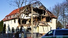 Polizisten sichern das durch eine Explosion zerstörte Haus in der Frühlingsstraße in Zwickau.  | Bild: picture-alliance/dpa