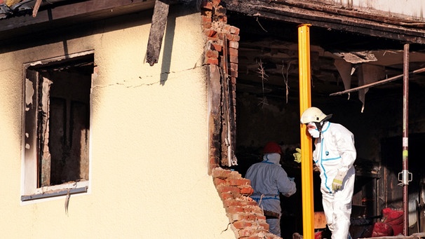 Beamte der Spurensicherung in weißen Schutzanzügen untersuchen das zerstörte Haus in der Frühlingsstraße in Zwickau | Bild: picture-alliance/dpa