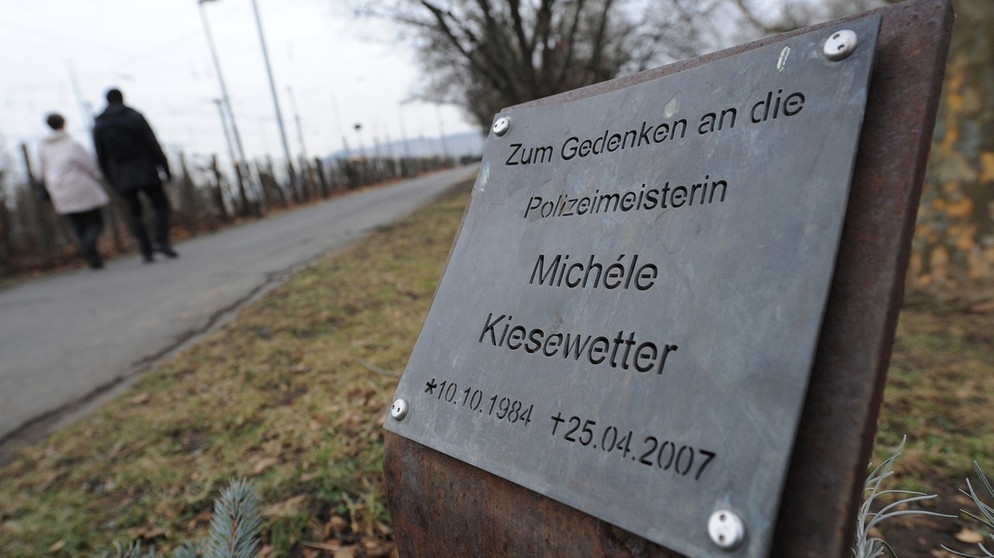 Eine Gedenktafel erinnert in Heilbronn (Baden-Württemberg) an die 2007 von Neonazis ermordete Polizistin Kiesewetter  | Bild: picture-alliance/dpa