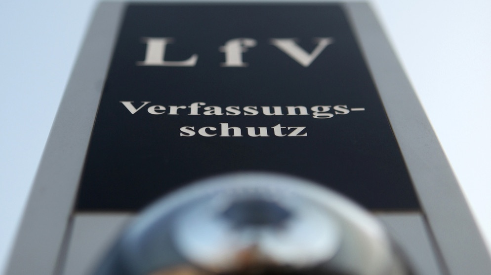 Die Türklingel mit einer integrierten Überwachungskamera des Amtes für Verfassungsschutz des Landes Hessen, in Wiesbaden. | Bild: picture-alliance/dpa
