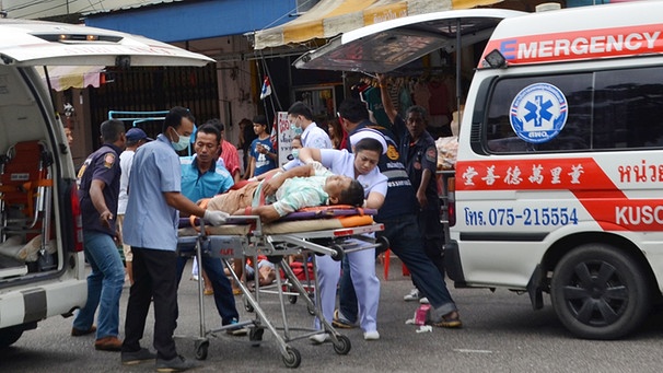Rettungssanitäter leisten erste Hilfe, nachdem in Trang in Thailand am 11. August eine Bombe explodiert ist | Bild: Reuters/Stringer