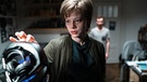 Jennifer Reitwein (Emma Bading) will das VR-Headset von Pierre (Jonas Hämmerle) ausprobieren in einer Szene des Spielfilms "Play". | Bild: dpa-Bildfunk/Alexander Fischerkoesen