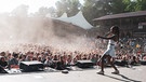 Nura auf der Bühne während des PULS Open Air Festivals 2023 auf Schloss Kaltenberg.  | Bild: BR/Kaethe deKoe