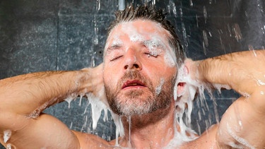 Mann wäscht sich die Haare unter der Dusche | Bild: mauritius images / TheVisualsYouNeed / Alamy / Alamy Stock Photos