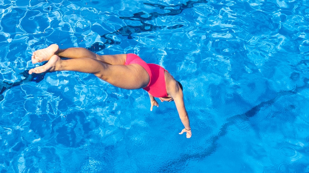 Белокурая дама плавая в бассейне на матрасе занимается мастурбацией 