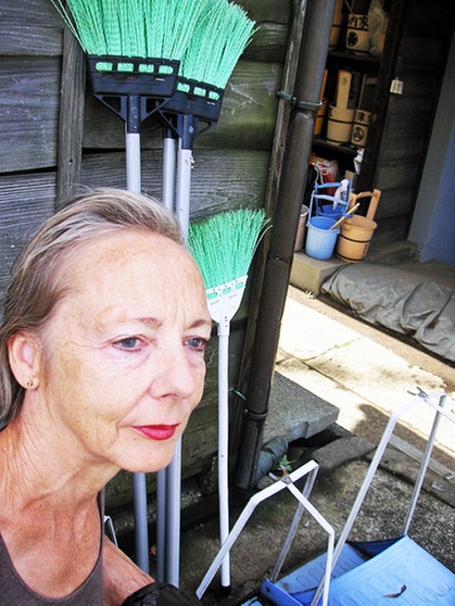 Ruth Geiersberger mit Japan-Besen auf einem Friedhof in Tokio | Bild: Ruth ...