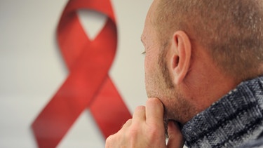 HIV-Infizierter vor Aids-Schleife im Interview | Bild: picture-alliance/dpa