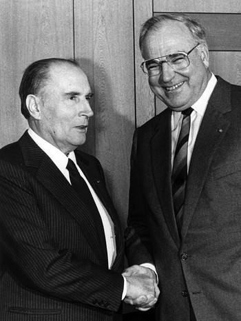 Bundeskanzler Helmut Kohl (r, CDU) empfängt am 07.11.1985 in Bonn den französischen Staatspräsidenten Francois Mitterrand (l) zu den 46. deutsch-französischen Konsultationen.  | Bild: picture-alliance/dpa