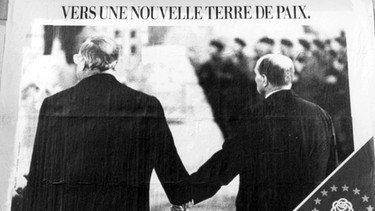 Die sozialistische Partei Frankreichs holt sich im Vorfeld der bevorstehenden Europawahlen im Mai 1989 Wahlhilfe bei Bundeskanzler Helmut Kohl.  | Bild: picture-alliance/dpa