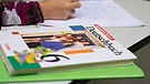 Schulbuch auf Schreibtisch | Bild: picture-alliance/dpa