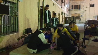 Protagonist Assad Jafar vertreibt sich in der Nacht in Tripolis mit Freunden die Zeit. | Bild: Bettina Rühl