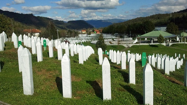 Das Potocari Memorial Center erinnert an das Massaker von Srebrenica von 1995 | Bild: Mechthild Müser