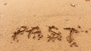 Das Wort "past" steht im Sand geschrieben | Bild: picture-alliance/dpa