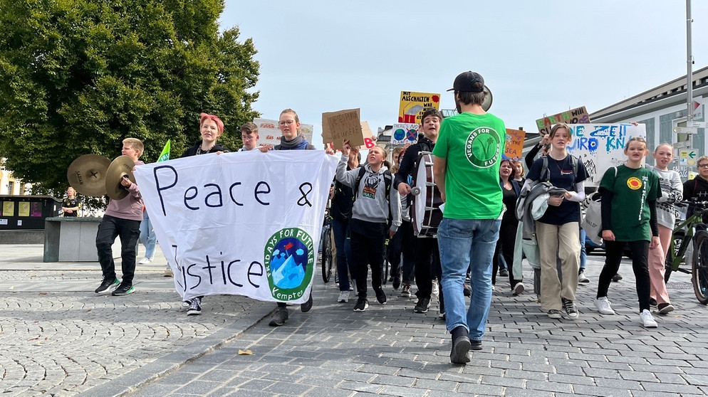 Junge Menschen bei Klimaprotest in Kempten  | Bild: BR / Rupert Waldmüller