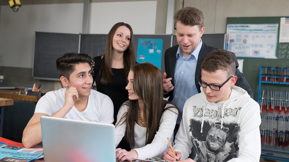 Schüler diskutieren mit Lehrer an einem Computer. | Bild: MEV/Karl Holzhauser