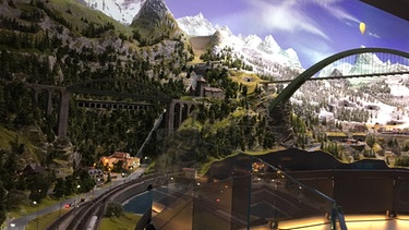 Modelleisenbahn von Aussichtsplattform aus | Bild: BR Gabriel Wirth