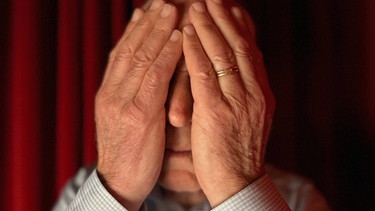 Paul Glaser schlägt die Hände vor seinem Gesicht zusammen  | Bild: BR/ Lisa Schurr 