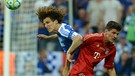  Mario Gomez (R) gegen Chelsea's David Luiz  | Bild: picture-alliance/dpa