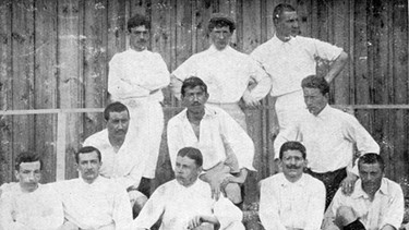 Das erste Team des FC Bayern (Foto von 1901): Zu Gründungszeiten spielte der FC Bayern noch nicht in Rot. | Bild: FC Bayern München