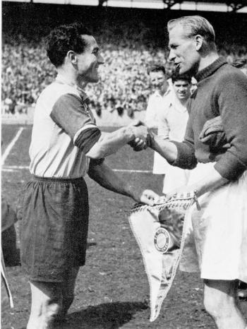 1954 - Handshake mit dem legendären Torwart Bernd Trautmann: Jakob Streitle (links) bei seinem Abschiedsspiel | Bild: FC Bayern München