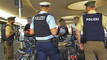 Drogenkontrolle am Münchner Hauptbahnhof: Auch minderjährige Flüchtlinge sind unter den Dealern. | Bild: SWR