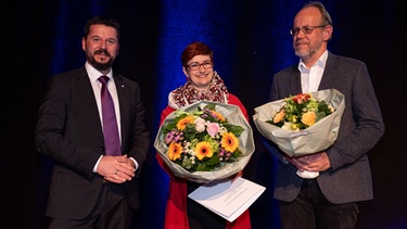 v.l.: Roman Walter (Evangelische Bank, eG), Isabelle Hartmann (Preisträgerin), Burkhard Hartmann (Laudator) | Bild: Oliver Bodmer