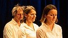 Sprecher-Ensemble auf der Bühne bei einem gemeinsamen Collagen-Text | Bild: BR/Andreas Dirscherl