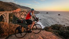 Dirk an der legendären Bixby Bridge. Der ikonenhafte Ort in Big Sur zählt zu den Instagram-Hotspots in Kalifornien und ist eines der Highlights der 3000 Kilometer langen Radtour an der amerikanischen Westküste. | Bild: Dirk Rohrbach