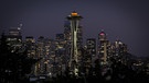 Die Space Needle bei Nacht. 1962 für die Weltausstellung in Seattle gebaut, damals das höchste Gebäude westlich des Mississippi. 184 sind es bis zur Spitze, und in 43 Sekunden bringen die Aufzüge Besucher auf die Aussichtsplattform. | Bild: Dirk Rohrbach