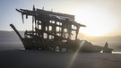 Geisterschiff am Pazifik. Die Peter Iredale lief 1906 im dichten Nebel an der Küste von Oregon auf Grund. Seitdem rostet das Wrack am Strand, der heute zum Fort Stevens State Park gehört. | Bild: Dirk Rohrbach