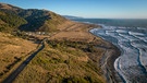 The Lost Coast ist Kaliforniens einsamster und wildester Küstenabschnitt. Erfahrene Surfer stürzen sich hier in die Brandung. Sonst sieht die Küste hier im Norden kaum Besucher. | Bild: Dirk Rohrbach