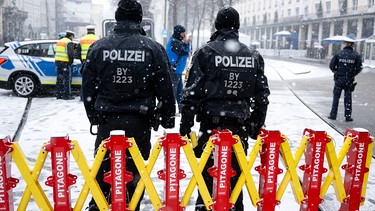 14.02.2025, Bayern, München: Polizisten stehen vor Beginn der Sicherheitskonferenz vor dem Hotel Bayerischer Hof.  | Bild: dpa-Bildfunk/Sven Hoppe