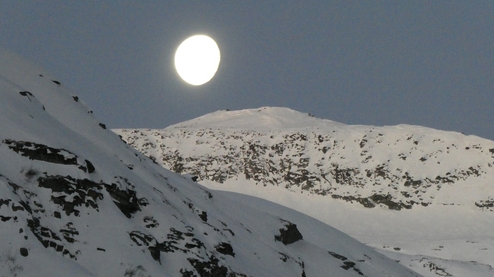 Graubünden: Zapporthütte: Vollmond über dem Rheinquellhorn | Bild: BR/Georg Bayerle