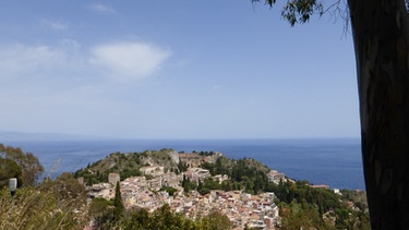 Taormina: Blick von der kleinen Wallfahrtskirche über Taormina zum griechisch-römischen Theater, dem Wahrzeichen der Stadt. | Bild: BR/Andreas Pehl