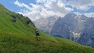 Modell-Segelfliegen: Wurf des Fliegers in Richtung Marmolada | Bild: BR/Thomas Reichart