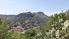 Taormina: Hoch über Taormina thront das Städtchen Castelmola, dahinter der Monte Venere. | Bild: BR/Andreas Pehl