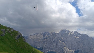 Modell-Segelfliegen: Die Flieger dürfen nicht aus den Augen gelassen werden | Bild: BR/Thomas Reichart