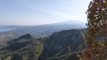 Taormina: Der Ätna dominiert die Küste nach Süden in Richtung Catania | Bild: BR/Andreas Pehl