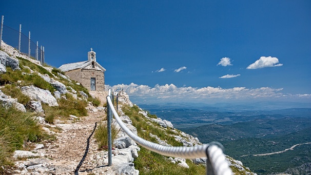 Makarska: Wanderweg im Biokovo Naturpark über karstiges Gestein  | Bild: Ivo Biocina