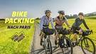 Die drei Bergfreundinnen (von links) Antonia Schlosser, Katharina Kestler, Catharina Schauer fahren mit dem Fahrrad durch eine grüne Landschaft.  | Bild: BR/Jens Scheibe