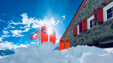 Auf der Es-cha-Hütte im Schweizer Engadin mit den Hüttenwirten Silvana Ulmann und Nicola Schwab. Die Hütte ist die 2. Station auf der Bündner Haute Route. | Bild: BR/Josef Bayer