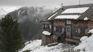 Raus aus dem Winterschlaf: Die Gamshütte im Zillertal öffnet | Bild: BR; Jonas Breitner