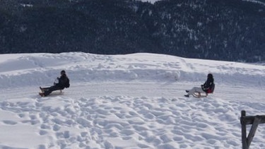 Graubünden: Vom Berghaus Vastur geht's mit dem Rodel hinab ... | Bild: BR/Oliver Christa