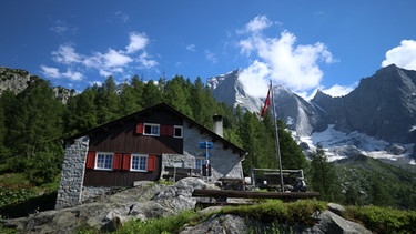 Knallgelbe Notunterkunft zwischen Bergell und Lombardei  | Bild: BR; Kilian Neuwert