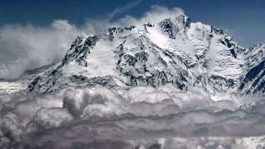 Die schneebedeckte Westseite des Nanga Parbat im Himalaya (Archivfoto vom 06.05.2005). Der Nanga Parbat in Asien ist 8126 Meter hoch und einer der höchsten Berge der Welt.  | Bild: picture-alliance/dpa