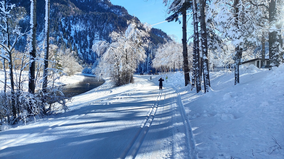 Langlaufen: Hans-Reicherl-Runde: Startpunkt am Friedhof in Oberammergau – links die Ammer | Bild: BR/Chris Baumann