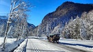 Langlaufen: Hans-Reicherl-Runde: Zwischen Mühlbach und der kleinen Straße geht es zuerst am Rand des Weidmooses entlang und ab und zu überholt auch mal eine Kutsche  | Bild: BR/Chris Baumann