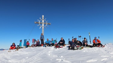 Skitour Lodron: Wohlverdiente Rast auf dem Gipfel des Lodron, 1925 m  | Bild: BR/Iris Härdle